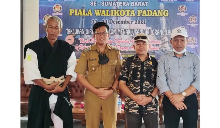 DUKUNGAN—Wakil Wali Kota Payakumbuh Erwin Yunaz memberikan dukungan untuk kenshi asal Payakumbuh.