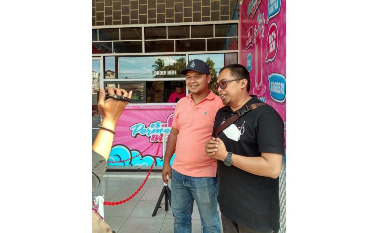 KETERANGAN PERS—Wahyu dan Fajrin pemilik es permen karet di Jalan Sukarno Hatta, ketika memberikan keterangan kepada wartawan.