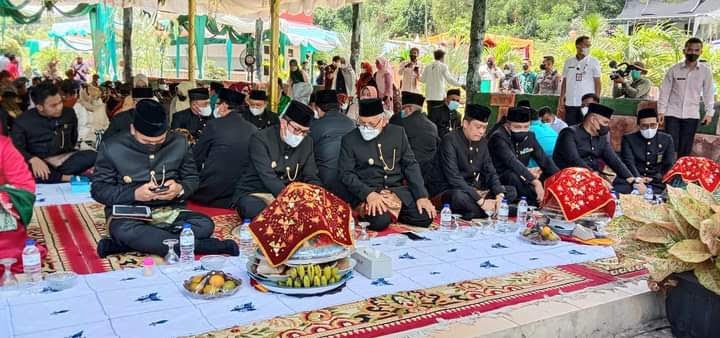 Puncak Peringatan HUT Kota Sawahlunto, Makan Bajamba di Mervoon Kandi Heritage 1 MAKAN BAJAMBA— Prosesi Makan Bajamba memperingati HUT Kota Sawahlunto ke-133 yang dilaksanakan di lokasi objek wisata Mervoon Kandi Heritage milik Wakil Ketua DPRD Sawahlunto H Jaswandi.