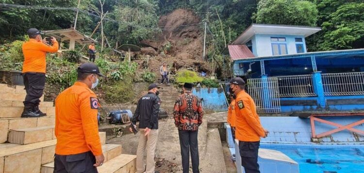 TINJAU— Wali Kota Padangpanjang Fadly Amran meninjau sarana objek wisata Lubuk Mata Kucing yang longsor tebingnya.