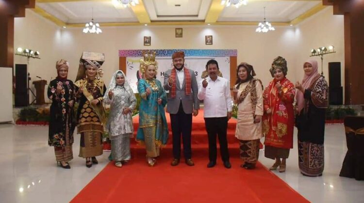 Sentuhan Minang Warnai Peringatan Hari Ibu ke-93 1 FOTO BERSAMA— Wali Kota Padangpanjang Fadly Amran foto bersama didampingi Ketua TP PKK Dian Puspita,Wakil Walikota Asrul didamping Ketua GOW Nova Era Yanthi dan para Bundo Kandung Padangpanjang saat Peringatan Hari Ibu.