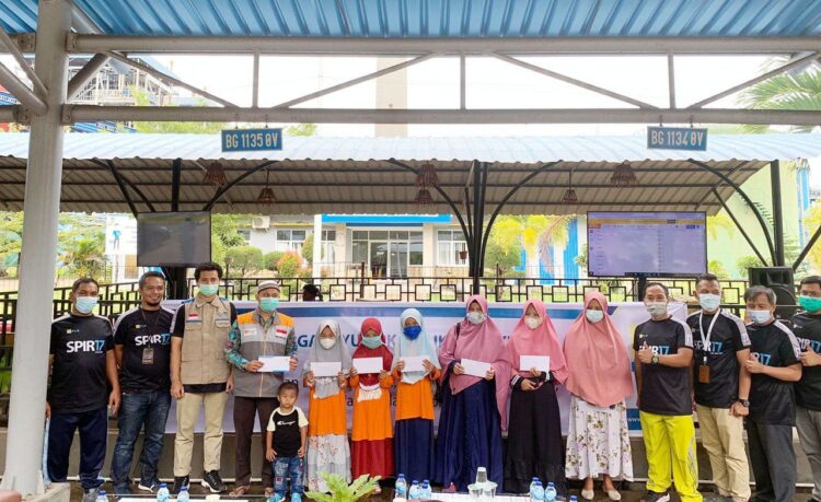 FOTO BERSAMA— Manajer PLN UPK Teluk Sirih Feri Setiawan foto bersama anak yatim dan dhuafa.