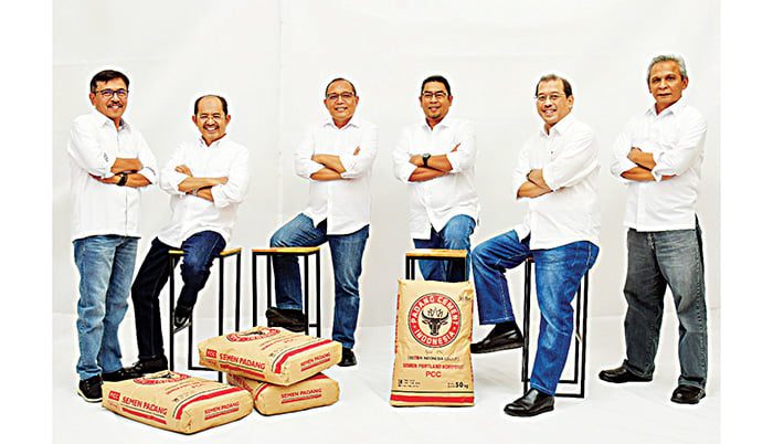 Semen Padang Banjir Prestasi Sepanjang 2021 1 BOC & BOD PT SEMEN PADANG— Dari kiri, Khairul Jasmi (Komisaris), Werry Darta Taifur,(Komisaris), Mohammad Agus Samsudin (Komisaris Utama), Yosviandri (Direktur Utama), Tubagus Muhammad Dharury (Direktur Keuangan), Asri Mukhtar (Direktur Operasi).