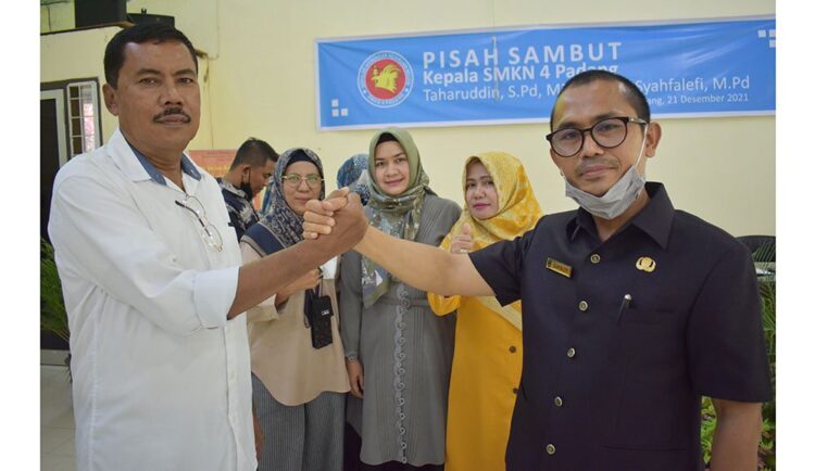 Sahfalefi, M.Pd, Kepala SMKN 4 Padang, salam komando dengan Taharuddin , S.Pd , MM, Kepala SMKN 7 Padang.