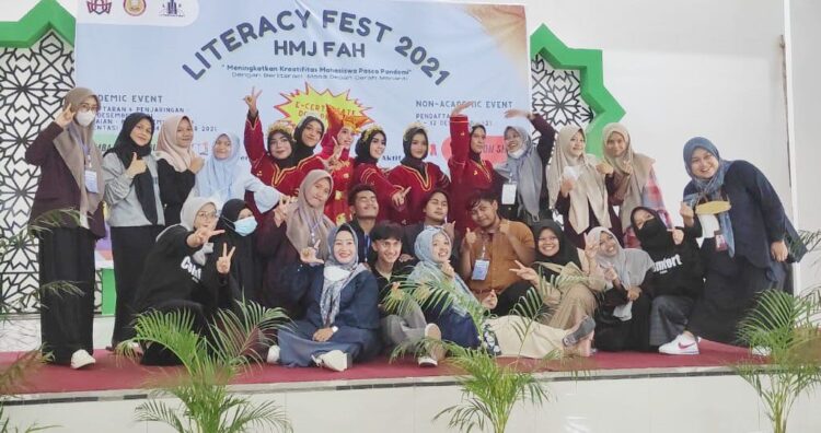 FOTO BERSAMA— Panitia iven yang tergabung dalam Himpunan Mahasiswa Jurusan (HMJ) Fakultas Adab dan Humaniora (FAH) UIN Imam Bonjol Padang, foto bersama usai  menggelar acara Literasi Fest 2021.