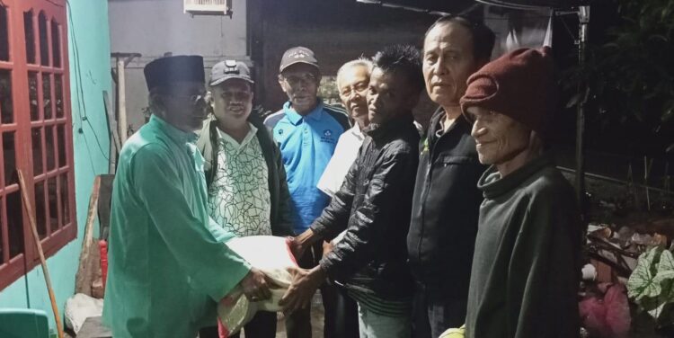 SERAHKAN—Ferizal Ridwan bersama rombongan relawan menyerahkan bantuan.