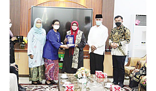 PENGANUGERAHAN— Penyerahan Anugerah Kebudayaan Indonesia 2021 kategori Tokoh Masyarakat Adat oleh Christriyati Ariani, Pamong Budaya Madya Kemendikbudristek, kepada Raudha Thaib, disaksikan oleh Gubernur Sumbar, Mahyeldi Ansharullah, Kepala Dinas Kebudayaan Sumbar, Gemala Ranti dan Bupati Dharmasraya, Sutan Riska, Jumat (24/12) di Istana Gubernur.