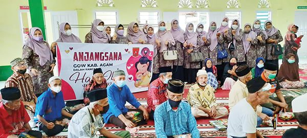 Kunjungi— Memperingati Hari Ibu ke-93, Gabungan Organisasi Wanita (GOW) Kabupaten Agam mengunjungi Panti Jompo Tresna Werdha Batusangkar, Kabupaten Tanahdatar, Minggu (26/12).