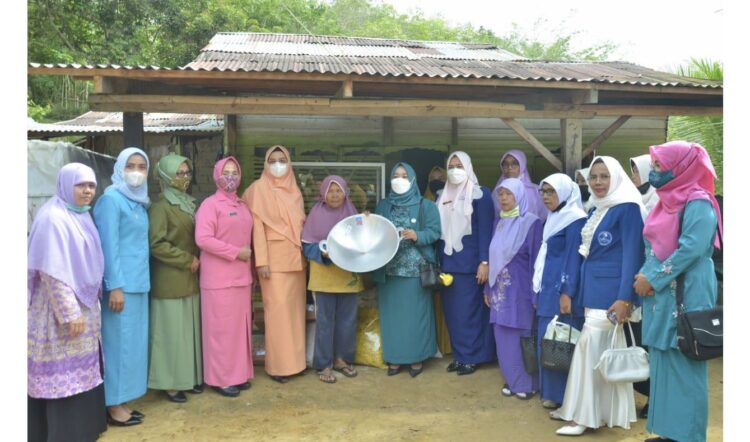 GOW Salurkan Bantuan Kewirausahaan di Kabupaten Sijunjung 1 FOTO BERSAMA—Ketua TP-PKK Sijunjung, Ny Riri Benny Dwifa dan Ketua Gabungan Organisasi Wanita (GOW) Ny Dona Iraddatillah foto bersama usai menyalurkan dana bantuan kewirausahaan.