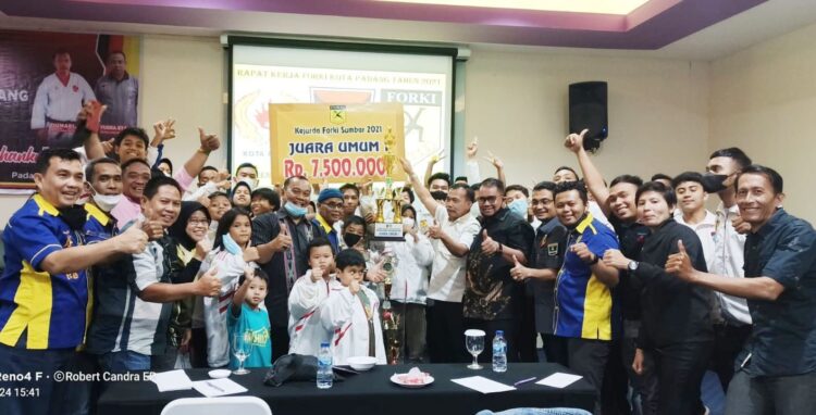 FOTO BERSAMA— Ketua  Forki Padang Jumadi didampingi Sekretaris Sahurman, foto bersama atlet dan pelatih perguruan karate pada Rakerda di Hotel Truntum, Jumat (24/12).