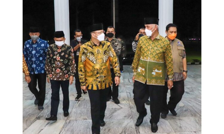 Pemerintah Siapkan PP Retribusi Sektor Sawit, Gubernur Mahyeldi: Memperlancar Pembangunan di Sumatera 1 PEREMUAN DENGAN GUBERNUR BENGKULU— Gubernur Sumbar Mahyeldi Ansharullah saat melakukan pertemuan dengan Gubernur Bengkulu, Rohidin Mersyah, Rabu malam (22/12) di Balai Semarak, Bengkulu.