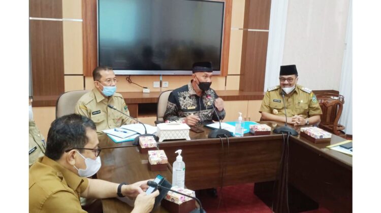 PIMPIN RAPAT—Gubernur Sumbar, Mahyeldi Ansharullah saat memimpin Rapat Evaluasi Peringatan Hari Bela Negara ke-73 tahun 2021 di Ruang Rapat Istana Gubernuran, Selasa (7/12).