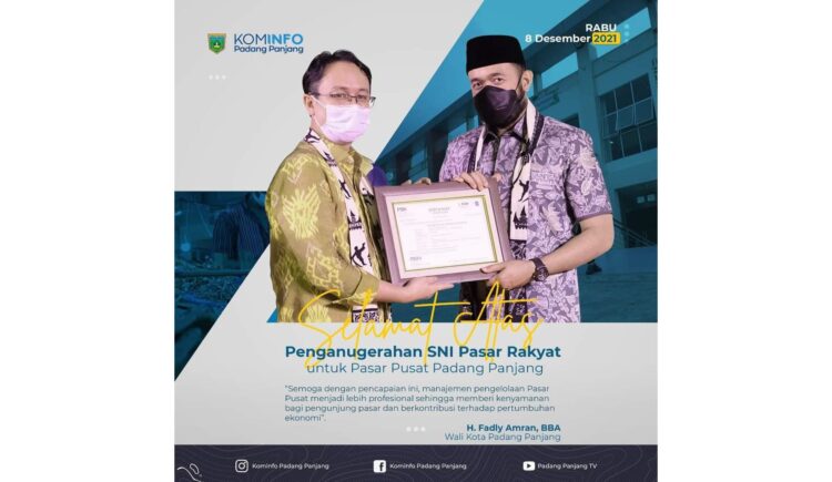 Pasar Pusat Padangpanjang Terima Sertifikat SNI dari Kementerian RI, Wako Fadly Amran: Revitalisasi Pasar, Strategi Tingkatkan Ekonomi 1 TERIMA SERTIFIKAT— Wali Kota Padangpanjang, H Fadly Amran, BBA menerima sertifikat SNI Pasar Pusat Padangpanjang dari Wamendag RI Jerry Sambuaga, Rabu (4/12).