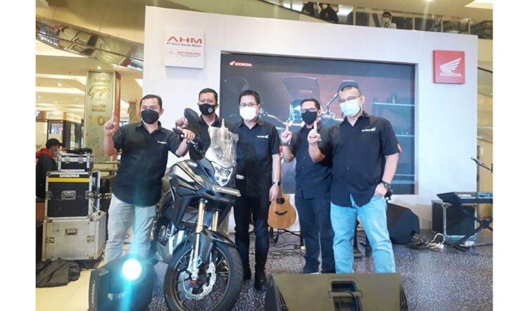 Hayati Perkenalkan New CB150X, Motor Sport Adventure Turing 150cc Pertama di Indonesia 1 LAUNCHING NEW CB150X — Jajaran manajemen PT. Hayati Pratama Mandiri, Hendri Faezal (GM), Doni Hendra (unit sales and distribution manager), Asri Wirawan (marketing communication and development manager), Febriyestion (technical service manager), serta Defriman (part sales and distribution manager) memperkenalkan New CB150X di Transmart Padang, Sabtu (18/12).