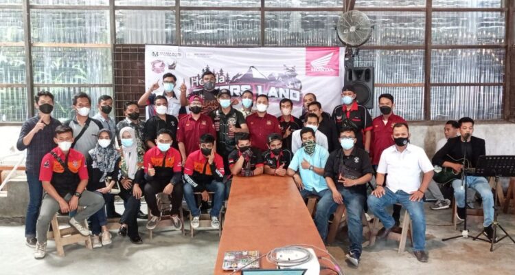 KEBERSAMAAN— Asosiasi Honda Sumatera Barat (AHSB) menggelar kegiatan kebersamaan Honda Bikers Land, Rabu (29/12) di Days Dome Cafe, Jalan Kampung Tanjung, Kelurahan Lubuk Begalung Nan XX, Kecamatan Lubuk Begalung.