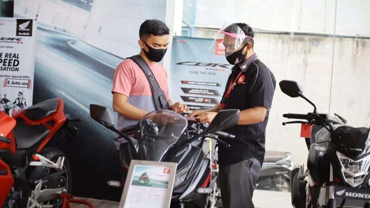 Gemilang Promo Akhir Tahun, Beli Honda CBR150R dapat Aksesoris Gratis 1 ABERIKAN PENJELASAN-Sales marketing PT Menara Agung menjelaskan fitur-fitur serta kelebihan yang disematkan di New Honda CBR150R kepada konsumen.