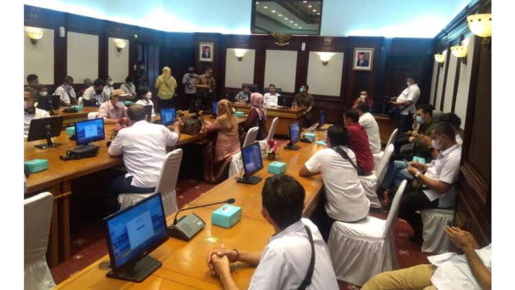 Studi Tiru KI Sumbar ke Jabar, Untuk dapat Dipercaya Publik, Indikatornya Keterbukaan Informasi 1 STUDI TIRU— Suasana diskusi yang dilaksanakan rombongan KI Provinsi Sumbar saat kunjungan studi tiru ke Provinsi Jabar, Selasa (30/11) di Gedung Sate, Bandung, Provinsi Jabar.