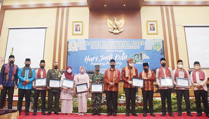 HJK Padangpanjang ke-231, Momentum Bangkit dan Berjaya, Gubernur: Teruslah Berinovasi, Menuju Masa Depan Lebih Baik 1 Penyerahan Piagam Penghargaan dari DPRD Kota Padangpanjang kepada Forkominda Kota Padangpanjang di Momentum HJK ke -231.