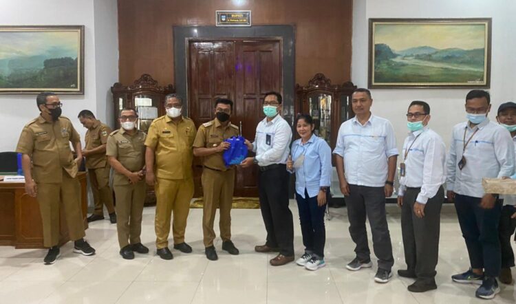 PLN UP3 Solok Silaturahmi dengan Bupati Khairunas 1 PLN Unit Pelaksana Pelayanan Pelanggan (UP3) Solok kunjungi Bupati Solok Selatan H Khairunas di ruang kerjanya, Selasa (30/11).