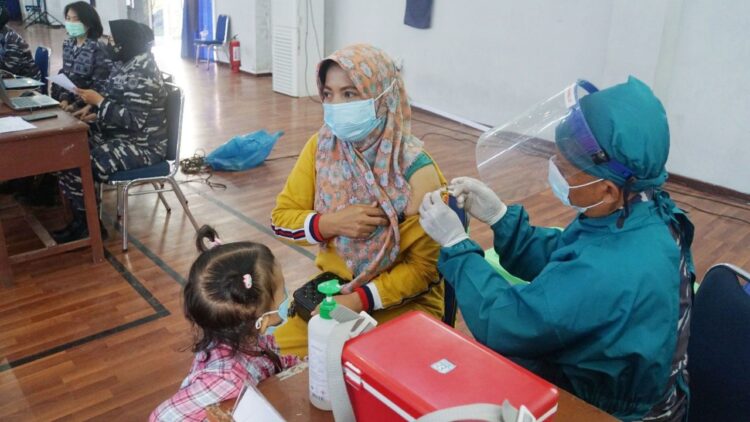 SUNTIK VAKSIN— Tim nakes Lantamal II Padang sedang melakukan suntik vaksin warga.