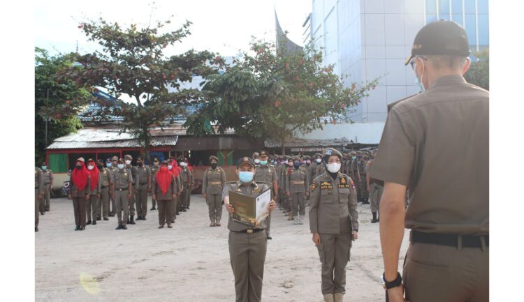 Personel Pol PP Kota Padang Diingatkan Selalu Jaga Integritas 1 APEL GABUNGAN— Kepala Satpol PP Kota Padang, Alfiadi memimpin apel gabungan personel Satpol PP Kota Padang, Selasa (7/12).