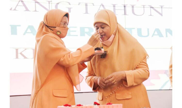 Peringatan HUT k-22, DWP harus Berkontribusi Sejahterakan Masyarakat Sumbar 1 PERINGATI—Penasehat DWP Provinsi Sumbar Hj. Ny Harneli Mahyeldi disuapan makanan pada peringatan HUT ke-22 DWP Tahun 2021. Acara ini digelar secara langsung dan virtual di Aula Kantor Gubernur Sumbar, Rabu (8/12).