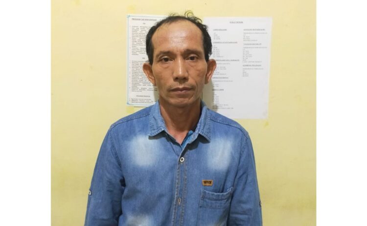 PELAKU PENYIRAMAN— Pelaku Taufik (51) yang menyiramkan air mendidih ke wajah Bidan Ayu ditangkap jajaran Polsek Koto Tangah.