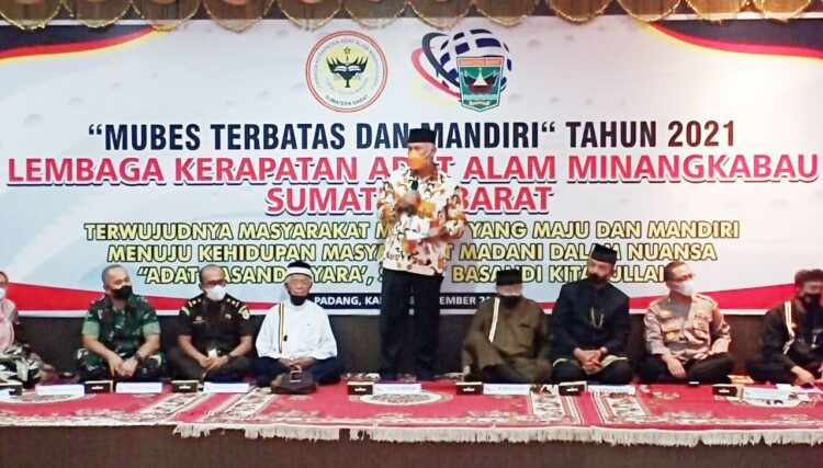 PEMBUKAAN MUBES— Gubernur Sumbar, Mahyeldi Ansharullah Dt. Marajo saat membuka Mubes ke XII LKAAM Provinsi Sumbar, di Ruang Rapat Adat Kantor LKAAM Sumbar, Kamis (16/12).