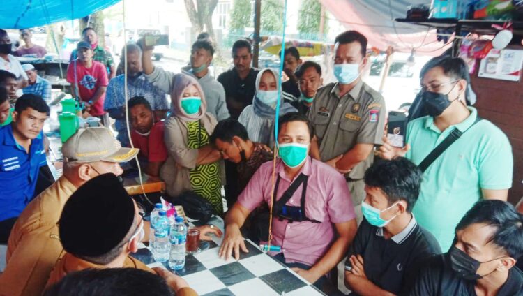 DIALOG—Sejumlah pedagang kuliner di Tugu Gempa Padang saat dialog dengan Wako Hendri Septa.