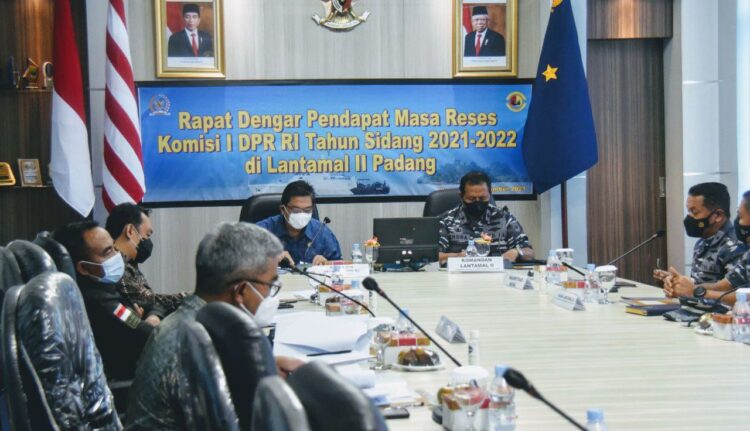 PAPARKAN—Danlantamal II  Laksamana Pertama TNI Endra Sulistiyono.S.E.,M.M paparkan giat yang dilakukan Lantamal dalam percepatan penanggulangan Covid-19 di hadapan rombongan Komisi I DPR RI.