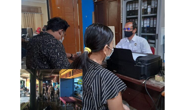 PEMERIKSAAN— Petugas Pol PP mengawasi secara rutin kawasan Atom Center setiap hari. Kemarin ditemukan pasangan kekasih yang diduga berbuat asusila dan langsung dibawa ke Mako Satpol PP untuk menjalani pemeriksaan, Selasa (21/12).