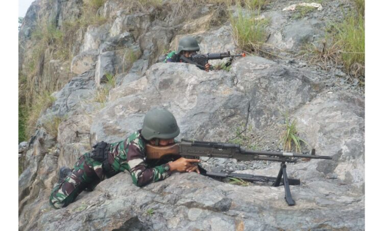 LATIHAN—Terlihat prajurit Lauik Sati saat latihan pertahanan pangkalan di Bukit Batu Cadas kawasan Mako Lantamal II, Rabu (22/12).