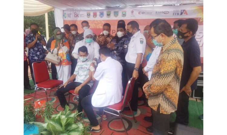 VAKSINASI--Pelaksanaan sentra vaksinasi di 5 Kabupaten di Sumatera Barat kerjasama SRO dan IA-ITB diresmikan Pada 22 Desember 2021 di Kabupaten Padang Pariaman, Sumatra Barat.