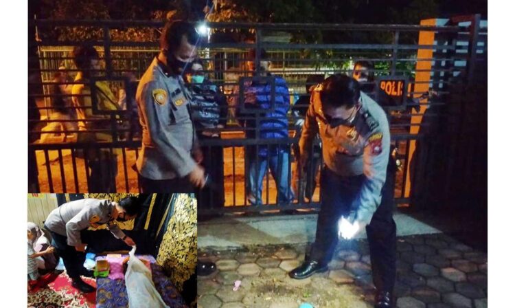 Bocah 5 Tahun Tewas Tertimpa Pagar Besi di Kota Padang, Alami Luka di Kepala dan Mata 1 TEWAS TERTIMPA— Polisi melakukan olah TKP dan mencek kondisi bocah 5 tahun yang tewas akibat tertimpa pagar besi di rumah tetangganya.