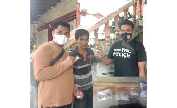 PENGEDAR SABU— Pelaku Hidayat (30) ditangkap jajaran Polresta Padang dengan barang bukti dua paket sabu siap edar.