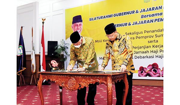 Sumbar-Bengkulu Sepakat Kerjasama, Terkait Embarkasi dan Debarkasi Haji 1 TANDATANGAN—Gubnerur Sumbar Mahyeldi dan Gubernur Bengkulu Rohidin Mersyah tandatangani kerjasama terkait embarkasi dan debarkasi Hajii. Rabu (22/12) malam di Bengkulu.