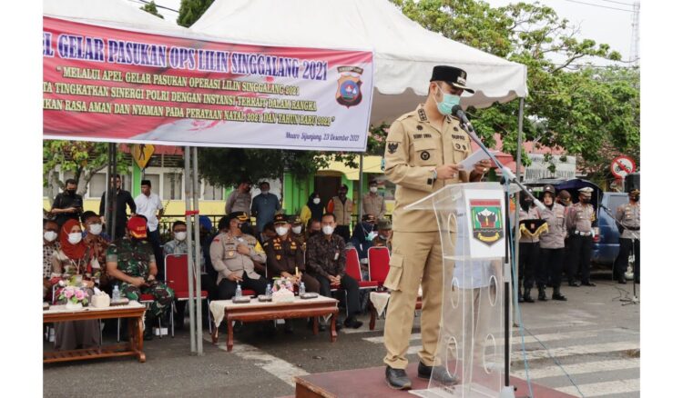 GELAR PASUKAN— Bupati Sijunjung Benny Dwifa memberi sambutaa saat gelar pasukan Ops Lilin 2021 di Simpang Tugu, Muaro Sijunjung.