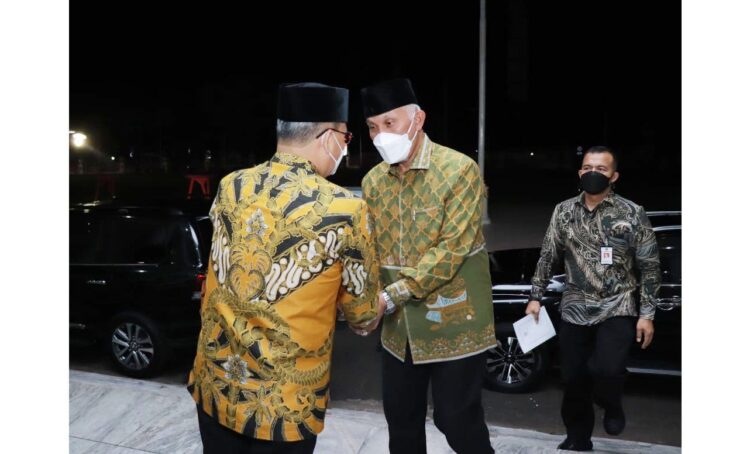 BERTEMU— Gubernur Sumbar, Mahyeldi Ansharullah saat bertemu dengan Gubernur Bengkulu, Rohidin Mersyah, Rabu malam (22/12) di di Balai Semarak, Bengkulu.