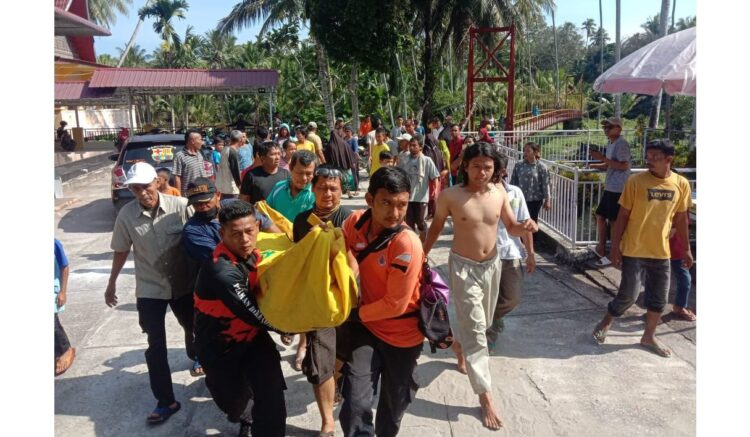 EVAKUASI— Satgas TRC PB BPBD Padang Pariaman mengevakuasi korban yang tewas terseret arus sungai di Sungai Batang Ulakan.