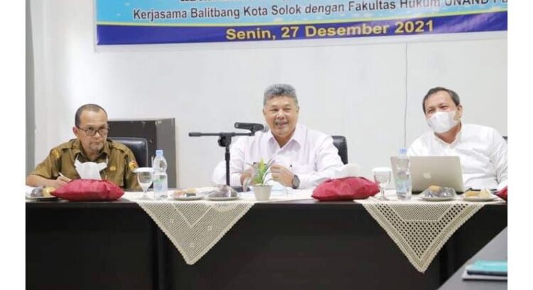 Wako Solok Buka Seminar Penyelesaian Tanah Konsolidasi, Libatkan Tim Peneliti Hukum Unand 1 PEMBUKAAN SEMINAR— Wali Kota Solok Zul Elfian membuka seminar menyangkut kajian dan penyelesaian tanah konsolidasi di Kota Solok.