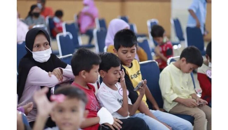 SUNATAN MASSAL—Sejumlah anak mengikuti sunatan masal gratis yang dilaksanaka dalam memeriahkan bulan bakti Gabungan Organisasi Wanita (GOW) Kota Solok.