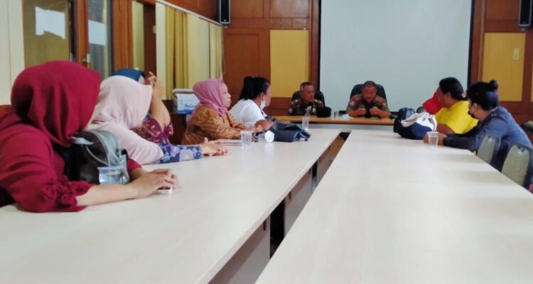 Rawan Dijadikan Lokasi Esek-esek, Pedagang Atom Center Buat Surat Pernyataan 1 DIBERI ARAHAN— Puluhan
pedagang di kawasan Atom Center
atau Matahari lama mendapat arahan dari Satpol PP Padang untuk
tetap menjaga ketertiban
dan keamanan dalam beraktivitas
di Atom Center, Selasa (28/12).