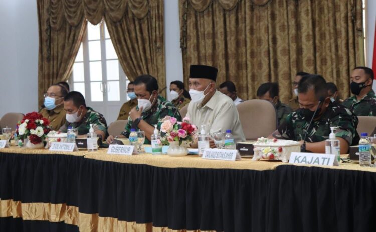 PIMPIN RAPAT— Gubernur Sumbar, Mahyeldi memimpin rakor dengan bupati dan wali kota se-Sumbar terkait Nataru dan antisipasi penyebaran Covid varian Omicron di Auditorium Gubernuran, Selasa (28/12).