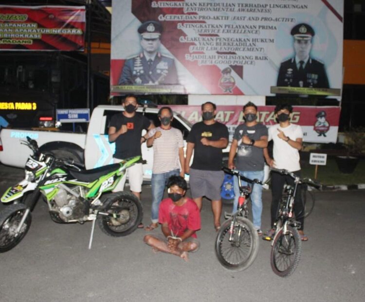 PENCURI— Pelaku Yumi Hari Putra (33) diamankan Tim Klewang Satreskrim Polresta Padang lantaran terlibat pencurian sepeda dan motor.