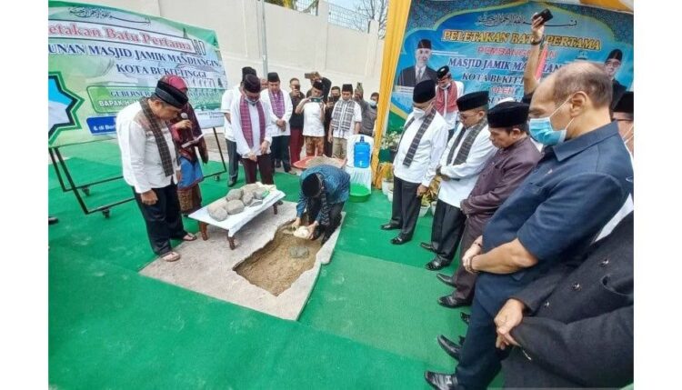 Renovasi Masjid Jamik Ditabuh Gubernur 1 BATU PERTAMA--Gubernur Sumbar Mahyeldi melakukan peletakan batu pertama pembangunan kembali Masjid Jamik Mandiangin Kota Bukittinggi.