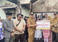 Pemko Bukittinggi dan Dewan Serahkan Bantuan Sosial