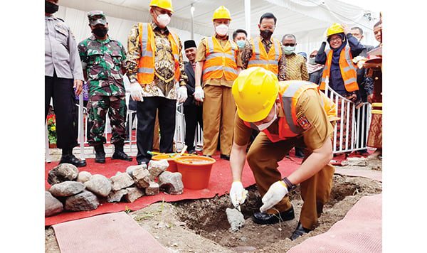 BATU PERTAMA— Bupati Agam Andri Warman melakukan peletakan batu pertama pembangunan gedung Kampus Institut Teknologi dan Bisnis Haji Agus Salim (ITBHAS), di Guguak Bulek Bukittinggi.