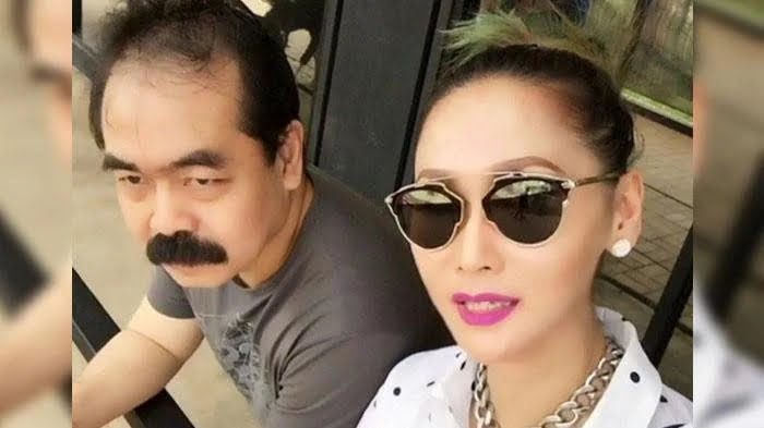 Adam Suseno Terbaring di RS, Inul Daratista: Aku Enggak Mau jadi Janda 1 Inul Daratista bersama suaminya Adam Suseno.