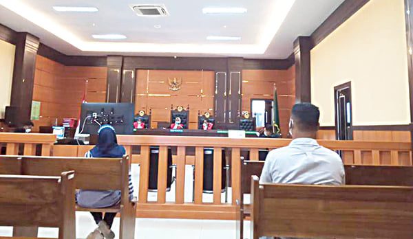 SIDANG KORUPSI— Sidang dugaan korupsi BUMDes Manggung, Kota Pariaman di Pengadilan Tipikor pada Pengadilan Negeri Kelas IA Padang, Senin (27/12).