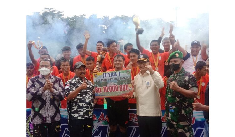Kalahkan Kompak FC di Final 4-2, Janse FC Juarai Liga Askot ke-2 Tahun 2021 1 SERAHKAN TROFI— Wakil Ketua DPRD Padang Amril Amin didampingi Ketua Askot PSSI Padang Mastilizal Aye dan Kadispora Padang Mursalim, menyerahkan trofi Liga Askot dan uang pembinaan kepada tim Janse FC yang tampil sebagai juara Liga Askot ke-2 tahun 2021.